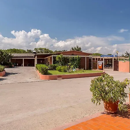 Dom wakacyjny Decent Mobile Home In Sorso With Garden Sorso