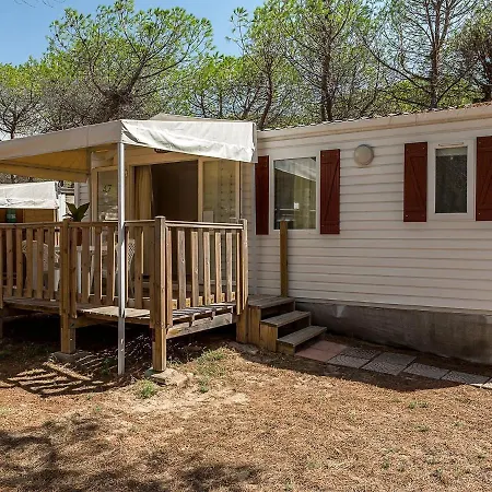 Dom wakacyjny Decent Mobile Home In Sorso With Garden
